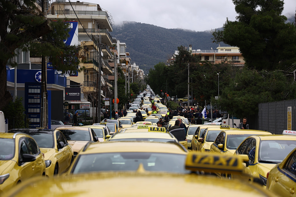 Απεργία οδηγών ταξί σε όλη τη χώρα – Μετακίνηση διαμαρτυρόμενων από Θεσσαλονίκη στην Αθήνα