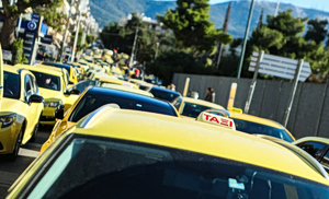 Συνεχίζεται η απεργία των ταξί: Συγκέντρωση έξω από τα γραφεία του ΣΑΤΑ