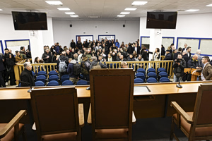 Δίκη Τέμπη: Οργή συγγενών για την αίθουσα, 1η Απριλίου η επόμενη συνεδρίαση – Καρυστιανού: Έχετε ξαναδικάσει υπό αυτές τις συνθήκες;