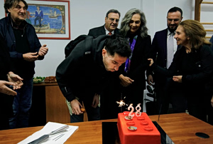 Γενέθλια για τον Μίλτο Τεντόγλου με μυθική τούρτα… LEGO (vid)