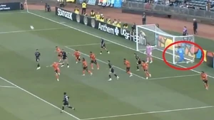 ΗΠΑ: Τερματοφύλακας έκανε άμυνα με δεύτερη μπάλα στο γήπεδο (vid)