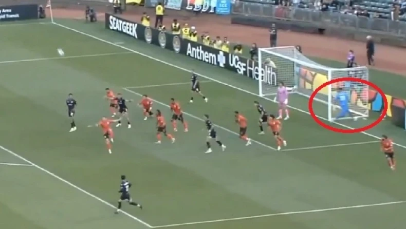 ΗΠΑ: Τερματοφύλακας έκανε άμυνα με δεύτερη μπάλα στο γήπεδο (vid)