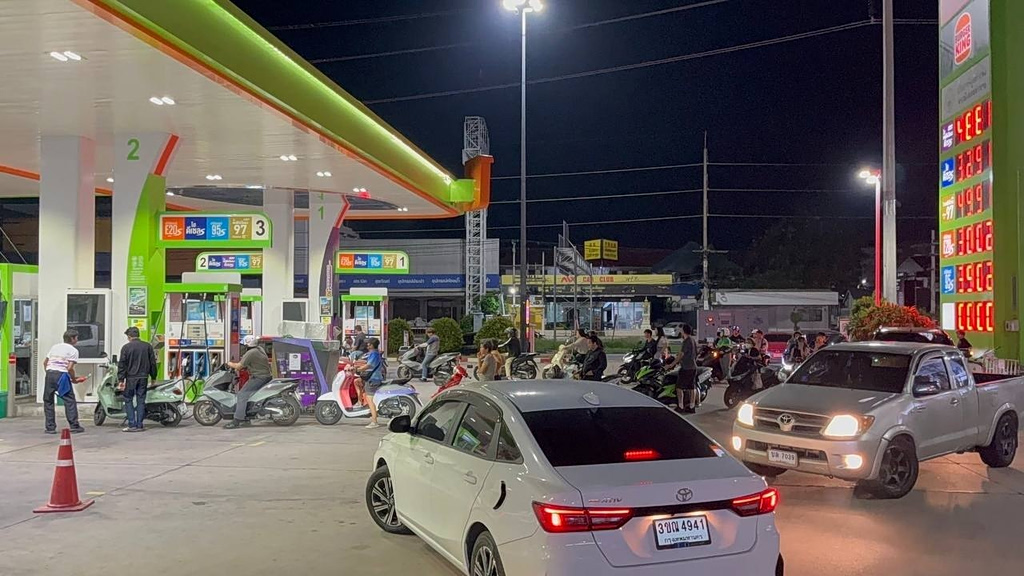 Τρέχουν για καύσιμα στην Ασία: Ουρές, αναμονή και… ξύλο στα βενζινάδικα – Κρίση και στην παραγωγή λιπασμάτων