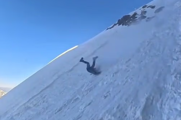 Απίστευτη στιγμή: Ορειβάτης κατρακυλά από την ψηλότερη κορυφή της Πολωνίας και από θαύμα επιβιώνει (video)