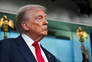 CNN: Γιατί το σχέδιο Τραμπ για συνοδεία πλοίων στα Στενά του Ορμούζ μπορεί να αποδειχθεί καταστροφικό