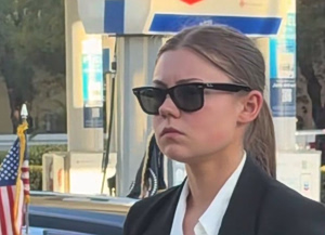 Viral βίντεο με την νεαρή πράκτορα των Μυστικών Υπηρεσιών του Τραμπ – «Μοιάζει 12χρονών», γράφουν στα σχόλια