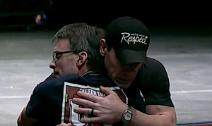 Μεγαλείο ψυχής από τον Τζον Σίνα: Αγκάλιασε θαυμαστή του που δίνει μάχη με τον καρκίνο (video)