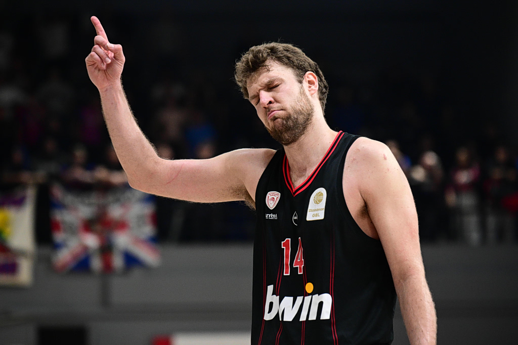 Βεζένκοφ: «Μέχρι πότε θα σκοτώνονται άνθρωποι επειδή δεν αρέσει σε κάποιον η ομάδα που υποστηρίζει;»