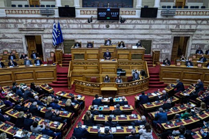 Νομοσχέδιο «σκούπα»: Όλες οι αλλαγές σε ΦΠΑ, crypto και λαϊκές αγορές