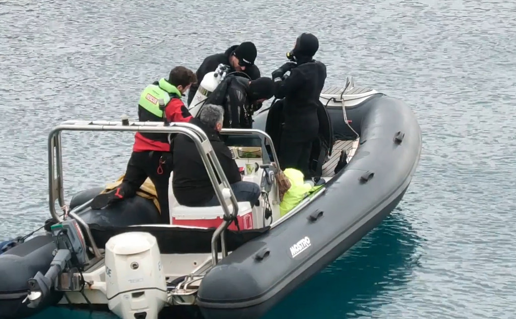 Βουλιαγμένη: «Αλυσίδα» δυτών στο «πηγάδι του διαβόλου» σε μια απέλπιδα προσπάθεια να βρεθεί ο 34χρονος (video)