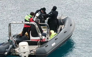 Βουλιαγμένη: «Αλυσίδα» δυτών στο «πηγάδι του διαβόλου» σε μια απέλπιδα προσπάθεια να βρεθεί ο 34χρονος (video)