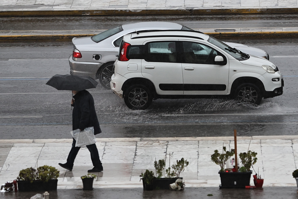 Καιρός: Ψυχρή «ανάσα» με βροχές, καταιγίδες και ισχυρούς ανέμους έως την Παρασκευή