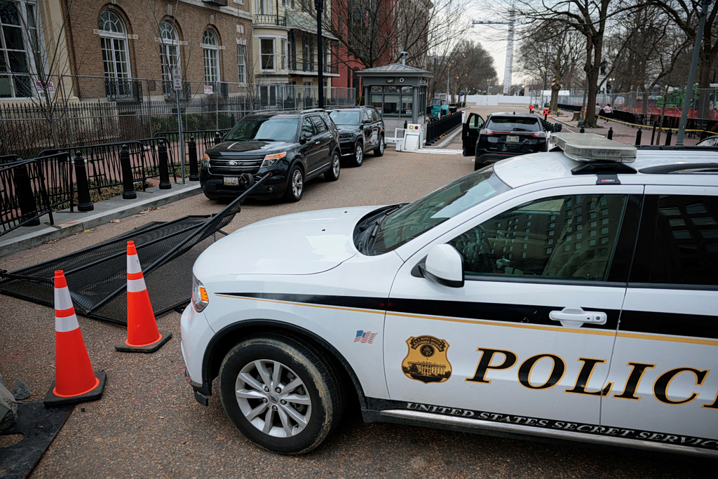 Λευκός Οίκος: Βαν έπεσε πάνω σε πύλη και έσπασε την περίμετρο ασφαλείας – Συνελήφθη ο οδηγός