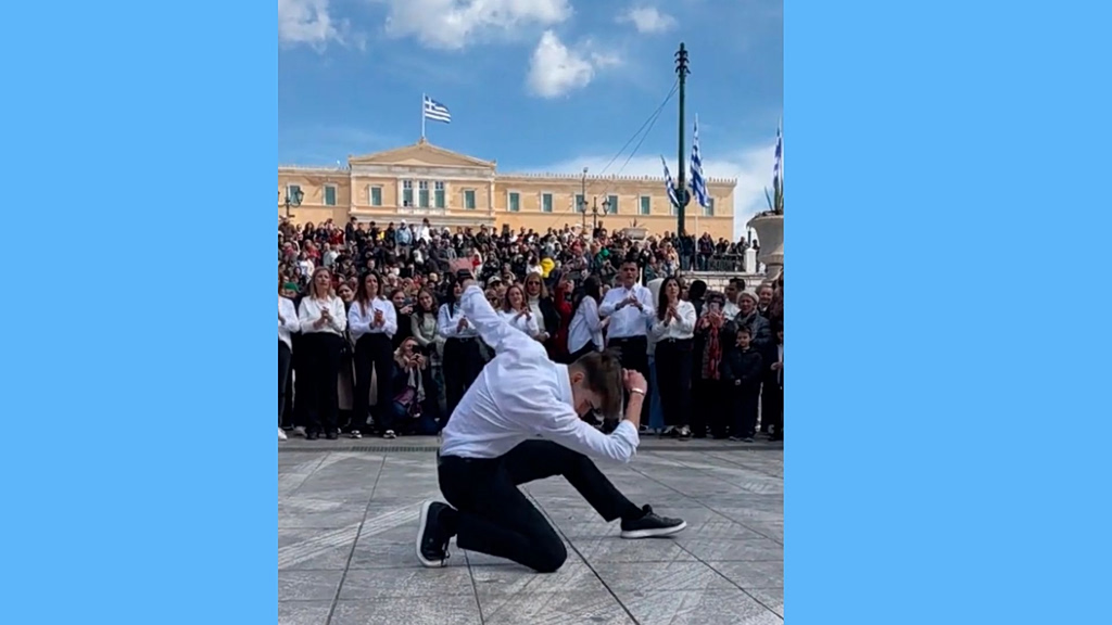 Εορτασμός 25ης Μαρτίου στην Αθήνα: Χοροί και viral ζεϊμπέκικο