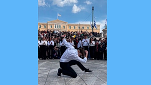 Σύνταγμα: Ο νεαρός που χόρεψε με την ψυχή του ζεϊμπέκικο έκανε θραύση στο διαδίκτυο