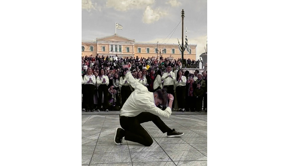 Σύνταγμα: Θραύση έκανε ο νεαρός που χόρεψε με την ψυχή του ζεϊμπέκικο μετά την παρέλαση