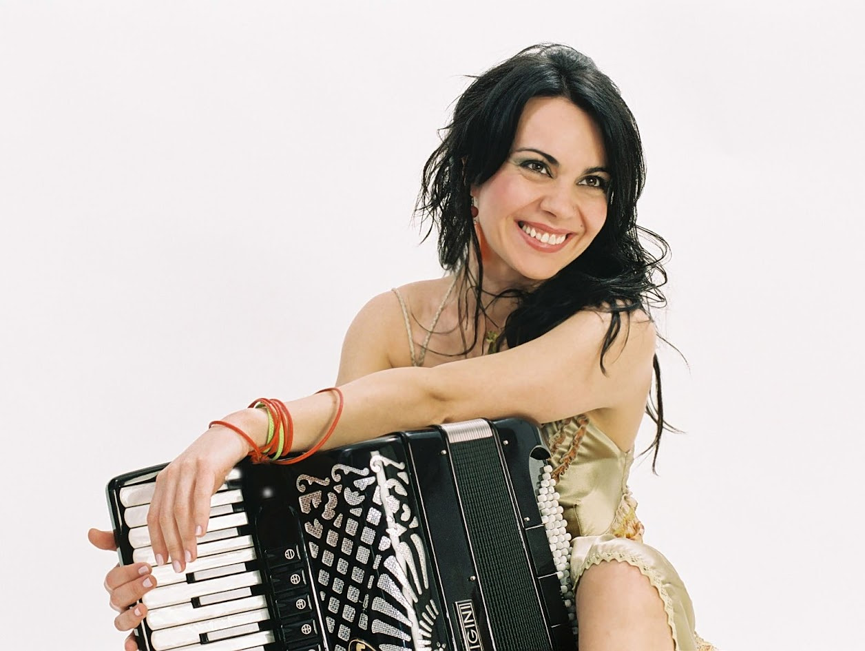 &Eta; &laquo;&Beta;&epsilon;&nu;&tau;ά&lambda;&iota;&alpha; &alpha;&pi;ό &Gamma;&upsilon;&nu;&alpha;ί&kappa;&epsilon;&sigmaf;&raquo; &tau;&eta;&sigmaf; &Zeta;&omega;ή&sigmaf; &Tau;&eta;&gamma;&alpha;&nu;&omicron;ύ&rho;&iota;&alpha; &sigma;&tau;&omicron; &Mu;έ&gamma;&alpha;&rho;&omicron; &Mu;&omicron;&upsilon;&sigma;&iota;&kappa;ή&sigmaf; &Theta;&epsilon;&sigma;&sigma;&alpha;&lambda;&omicron;&nu;ί&kappa;&eta;&sigmaf;