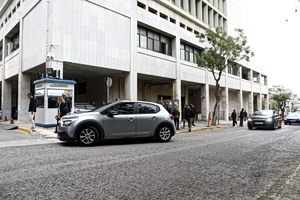 Συναγερμός έξω από τη ΓΑΔΑ με άνδρα που απειλούσε ότι είχε πάνω του εκρηκτικά