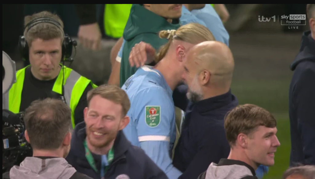 Γιατί το έκανες ξανά ρε Πεπ: Ο Ισπανός προπονητής εμφανίστηκε με γρατζουνιές στο κεφάλι του