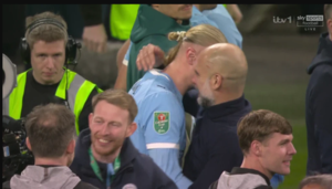 Γιατί το έκανες ξανά ρε Πεπ: Ο Ισπανός προπονητής εμφανίστηκε με γρατζουνιές στο κεφάλι του