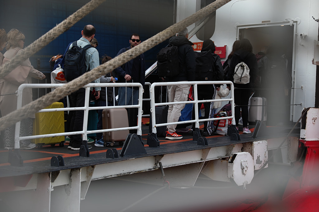 Το μεγάλο «comeback» των εκδρομέων: Ουρές 10 χιλιομέτρων στην Εγνατία και φουλ οι μηχανές στα λιμάνια