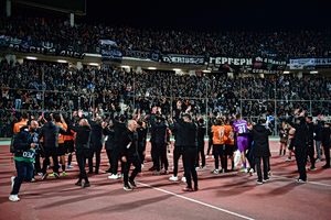 Πανζουρλισμός στις κερκίδες του ΟΦΗ από τους φίλους των Κρητικών (vid)