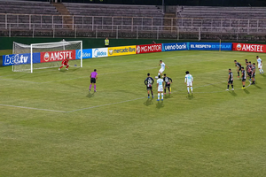 Ρεσιτάλ αστοχίας από τον Κάρλος Βινίσιους: Εκτέλεσε τρεις φορές το ίδιο πέναλτι, χωρίς όμως να ευστοχήσει σε κανένα (vid)