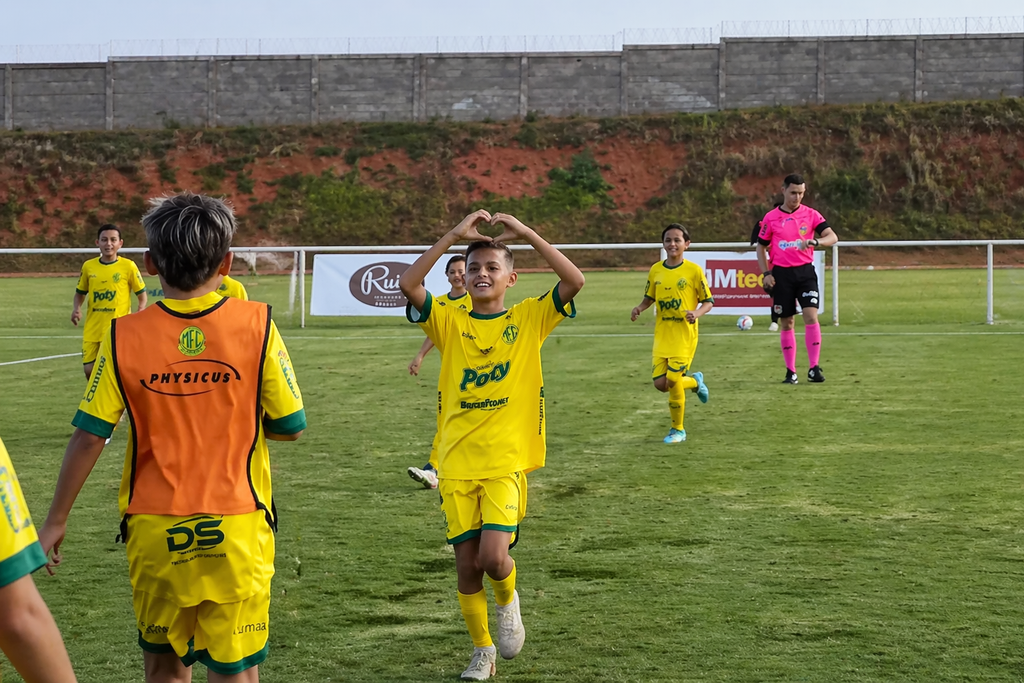 Απίθανο γκολ με ανάποδο ψαλίδι σε αγώνα Under 12 (vid)
