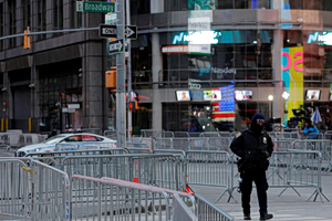 Της πάτησε το κεφάλι στη μέση του δρόμου επειδή δεν του έδινε το τηλέφωνό της – Σοκαριστικό βίντεο