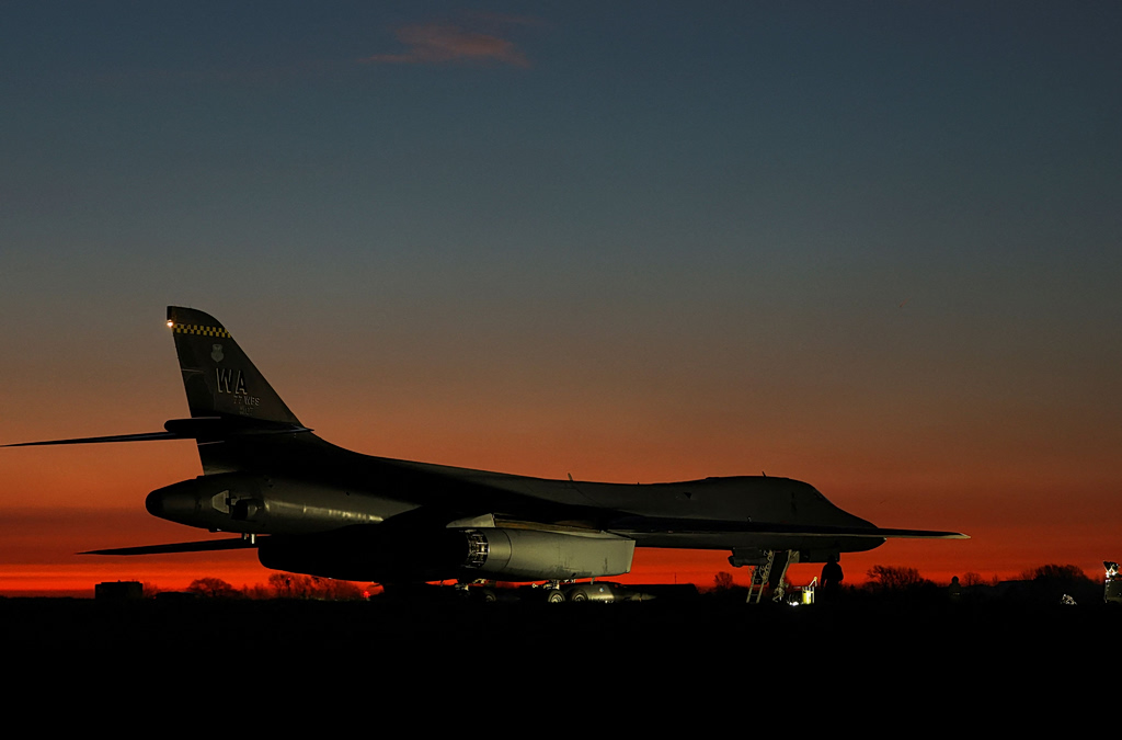 Η μεγάλη νύχτα του Τραμπ: Οι 4 ώρες που θα «καταστρέψει το Ιράν» και το μικρό… καλάθι της Τεχεράνης