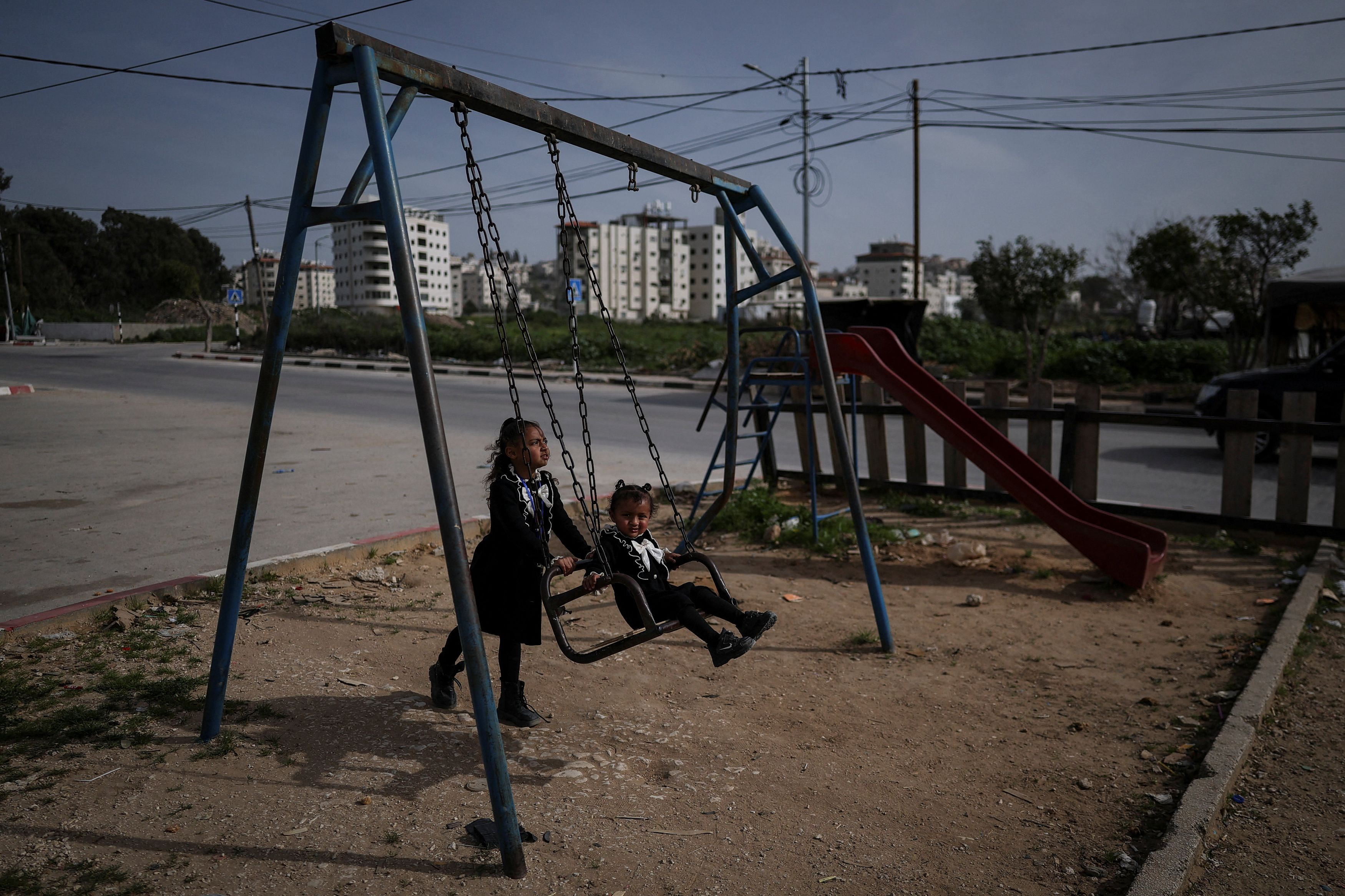 &Theta;&eta;&rho;&iota;&omega;&delta;ί&epsilon;&sigmaf; &Iota;&sigma;&rho;&alpha;&eta;&lambda;&iota;&nu;ώ&nu; &kappa;&alpha;&tau;ά &Pi;&alpha;&lambda;&alpha;&iota;&sigma;&tau;&iota;&nu;ί&omega;&nu; &gamma;&iota;&alpha; &nu;&alpha; &phi;ύ&gamma;&omicron;&upsilon;&nu; &alpha;&pi;ό &tau;&eta; &Delta;&upsilon;&tau;&iota;&kappa;ή Ό&chi;&theta;&eta;: &Alpha;&pi;&omicron;&kappa;&alpha;&lambda;&upsilon;&pi;&tau;&iota;&kappa;ή έ&kappa;&theta;&epsilon;&sigma;&eta;