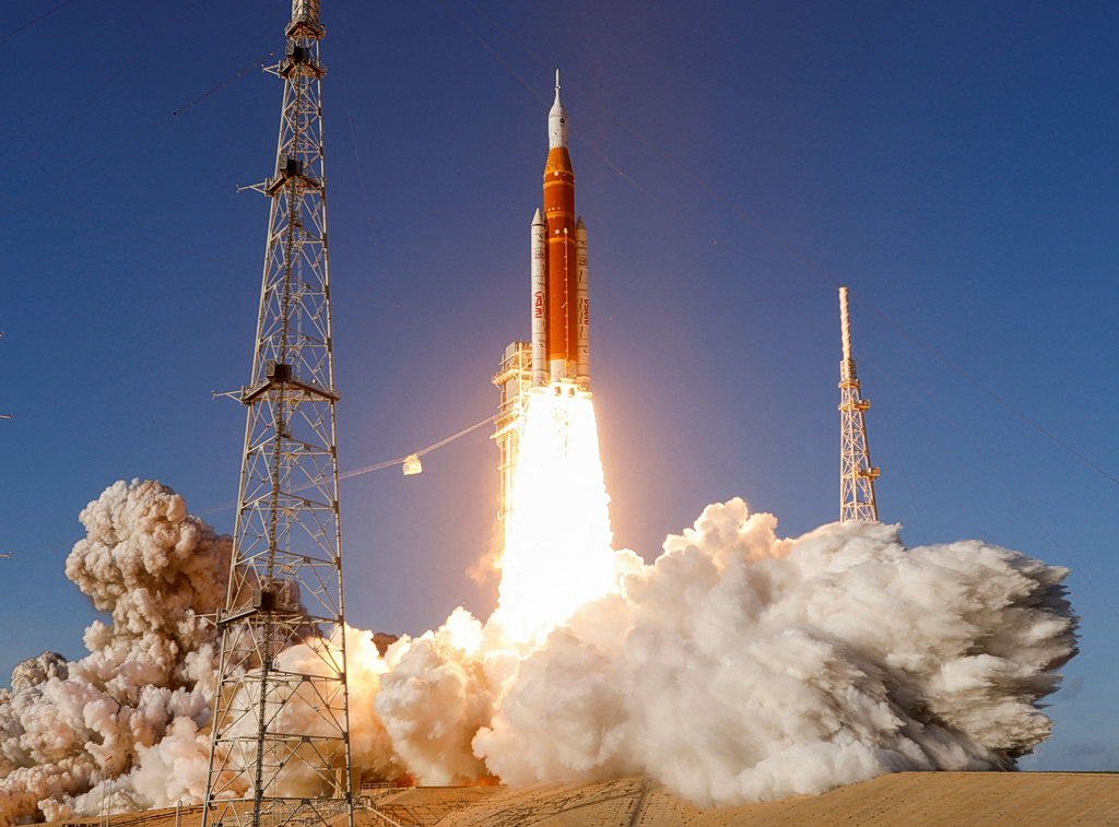 Εντυπωσιακές εικόνες από ψηλά: Επιβάτης πτήσης κατέγραψε την εκτόξευση της Artemis II από το παράθυρο του αεροπλάνου (vid)