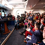 Κλονίζεται ο πολιτικός κόσμος στις ΗΠΑ: Πληθαίνουν οι δημοκρατικοί βουλευτές που ζητούν καθαίρεση του Τραμπ