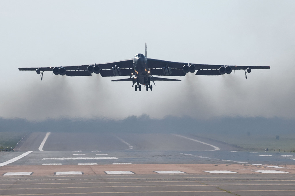 Χιλιάδες Ιρανοί σε γέφυρες και εργοστάσια περιμένουν τον Τραμπ να χτυπήσει – Καθησυχάζει ο Λευκός Οίκος για χρήση πυρηνικών