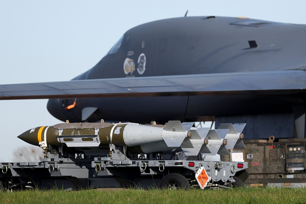 Ο Τραμπ αναστέλλει την επίθεση, το Ιράν ανοίγει τα Στενά