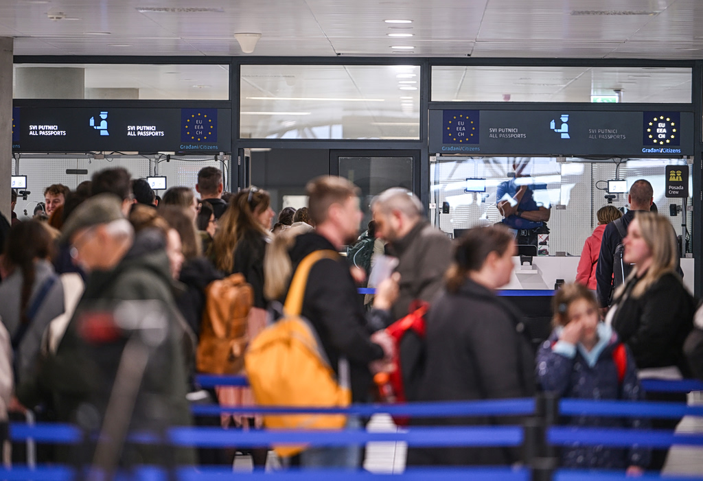 Νέα πραγματικότητα στα αεροδρόμια της Ευρώπης: Χάος από ουρές και καθυστερήσεις – Τι συμβαίνει με το σύστημα ελέγχου