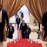 Νέα συνάντηση ΗΠΑ-Ιράν εξετάζει η Ουάσινγκτον – Καταγράφηκε το πρώτο πλοίο που πέρασε από το Ορμούζ μετά τον αποκλεισμό