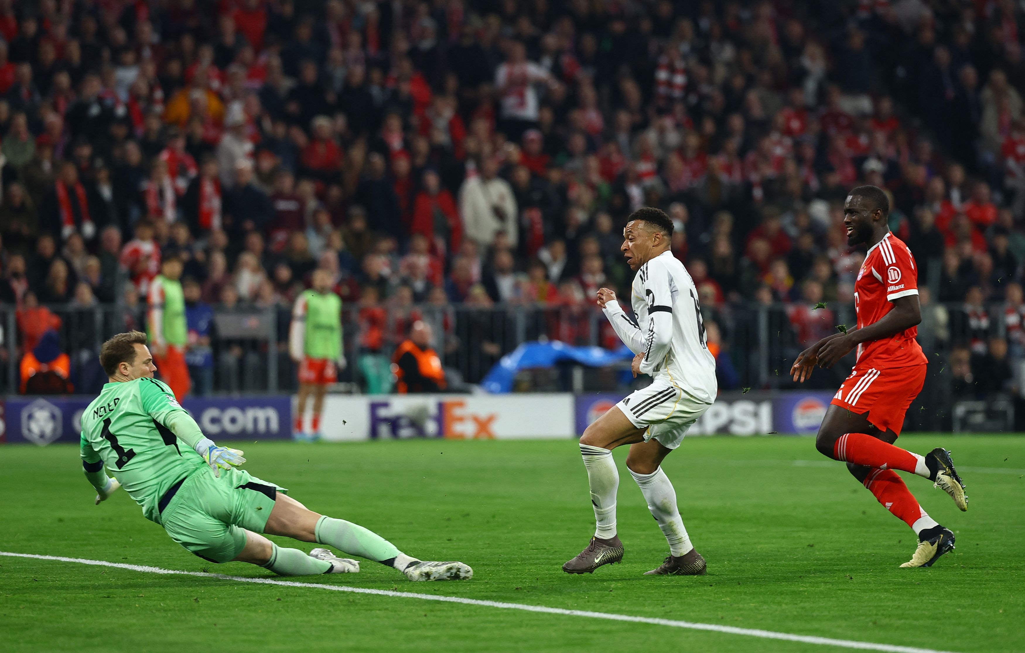 &Mu;&pi;ά&gamma;&epsilon;&rho;&nu; &Mu;&omicron;&nu;ά&chi;&omicron;&upsilon; &ndash; &Rho;&epsilon;ά&lambda; &Mu;&alpha;&delta;&rho;ί&tau;&eta;&sigmaf;: &Gamma;&kappa;&omicron;&lambda; &kappa;&alpha;&iota; &alpha;&nu;&alpha;&tau;&rho;&omicron;&pi;έ&sigmaf; &sigma;&tau;&omicron; &pi;&rho;ώ&tau;&omicron; &mu;έ&rho;&omicron;&sigmaf;