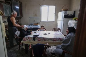 Λίβανος: «Ήταν κάποτε τα σπίτια μας» – Χιλιάδες εκτοπισμένοι επιστρέφουν και αντικρίζουν ερείπια και συντρίμμια