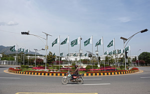 Θρίλερ στο δρόμο για το Πακιστάν: Το Ιράν δεν δίνει «γη και ύδωρ» – Οι ΗΠΑ απειλούν και… στρώνουν τραπέζι