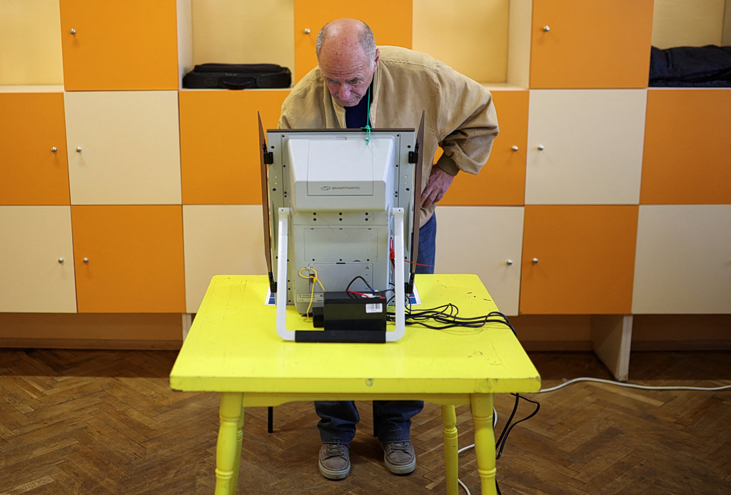 Άνοιξαν οι κάλπες για τις βουλευτικές εκλογές στη Βουλγαρία