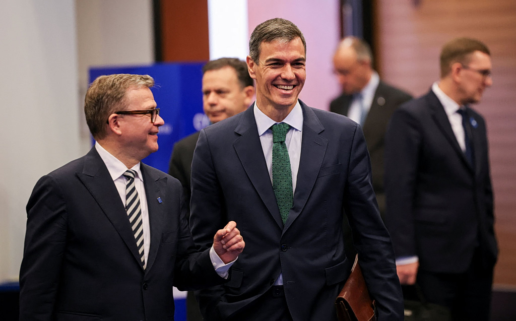 Αιχμηρή απάντηση Σάντσεθ για τα περί αποχώρησης από το ΝΑΤΟ: «Δεν εργαζόμαστε με βάση e-mails»