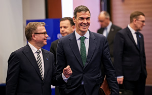 Αιχμηρή απάντηση Σάντσεθ για τα περί αποχώρησης από το ΝΑΤΟ: «Δεν εργαζόμαστε με βάση e-mails»