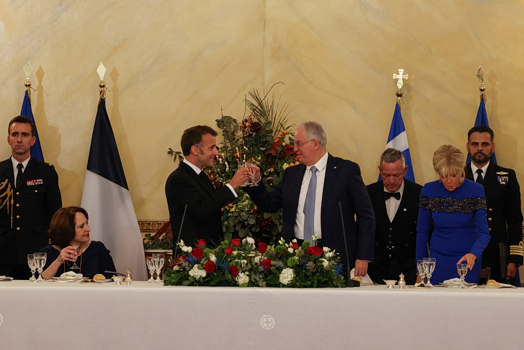 Στο Προεδρικό Μέγαρο ο Μακρόν – Το «Ελλάς, Γαλλία, Συμμαχία» πιο επίκαιρο από ποτέ, είπε ο Γάλλος πρόεδρος