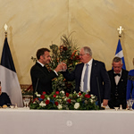 Στο Προεδρικό Μέγαρο ο Μακρόν – Το «Ελλάς, Γαλλία, Συμμαχία» πιο επίκαιρο από ποτέ, είπε ο Γάλλος πρόεδρος