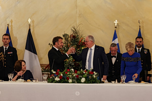 Στο Προεδρικό Μέγαρο ο Μακρόν – Το «Ελλάς, Γαλλία, Συμμαχία» πιο επίκαιρο από ποτέ, είπε ο Γάλλος πρόεδρος