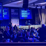 Πυροβολισμοί στην εκδήλωση του Λευκού Οίκου: Ο απίστευτος τύπος που έμεινε ατάραχος να τελειώσει το φαγητό του