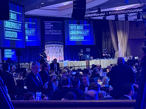 Πυροβολισμοί στην εκδήλωση του Λευκού Οίκου: Ο απίστευτος τύπος που έμεινε ατάραχος να τελειώσει το φαγητό του