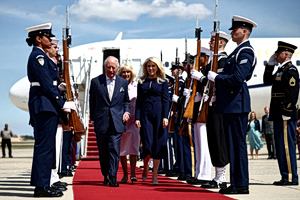 ΗΠΑ: Το βασιλικό ζεύγος της Βρετανίας έφθασε στις ΗΠΑ για τετραήμερη επίσκεψη (video)