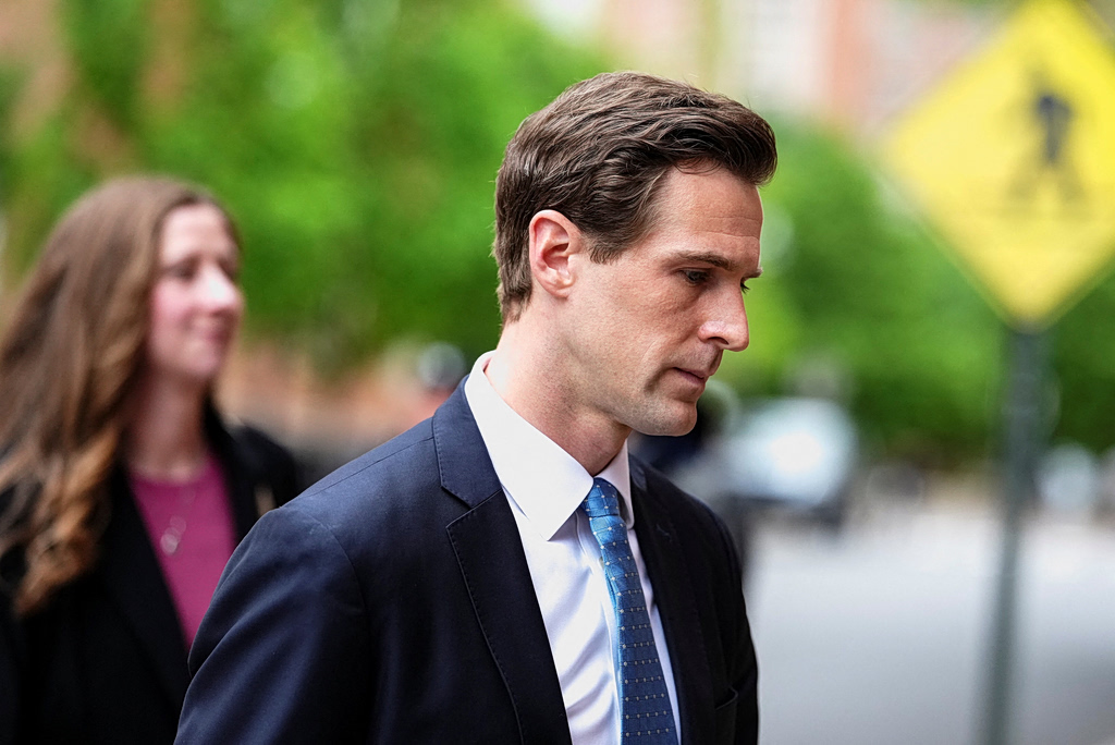 Παραδόθηκε ο πρώην διευθυντής του FBI Τζέιμς Κόμι που κατηγορείται ότι απείλησε τη ζωή του Τραμπ